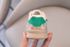 Gros plan du talon des chaussures beiges pour tout-petits avec accents verts et motif d'ours