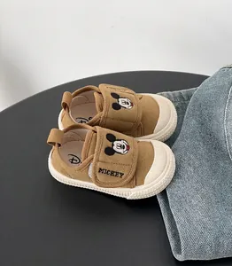Vista dettagliata delle scarpe primi passi in tela marrone per bambini con motivi