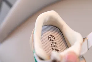 Détail de la semelle intérieure respirante et de la doublure douce des chaussures bébé