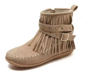 Vue détaillée de bottines en daim marron à franges avec bride à boucle en métal