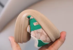 Vue détaillée de la semelle souple et flexible sur des chaussures bébé à motif ours