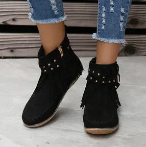 Vue détaillée de bottines plates en daim noir avec franges et clous dorés élégants