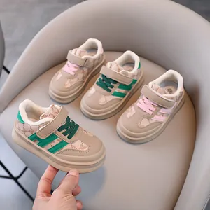 Chaussures de Marche Bébé Semelle Souple Antidérapant Motif Ours Dessin Animé Basket Bébé Cuir Synthétique Velcro