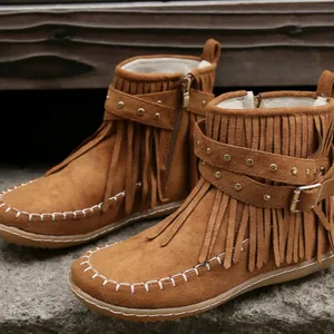 Bottines classiques en daim marron à franges avec clous dorés et boucle de ceinture