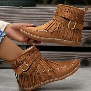 Bottines élégantes en daim marron à franges avec boucle métallique et semelle plate