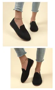 Primo piano di mocassini neri in maglia traspirante da donna con un comodo design slip-on.