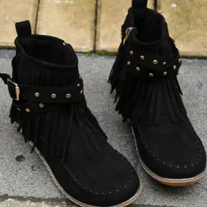 Bottines plates élégantes en daim noir avec franges, clous dorés et lanières à boucles