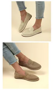 Vista dettagliata di questi eleganti mocassini in maglia traspirante beige e kaki.