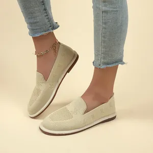 Comodi mocassini in maglia beige traspirante da donna con un design casual slip-on