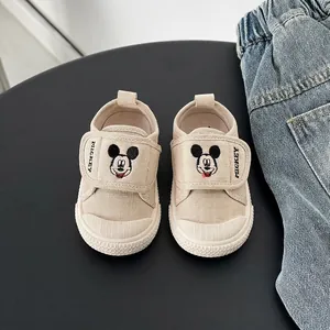 Scarpe di tela traspiranti per neonati con ricamo Topolino e suole morbide beige.