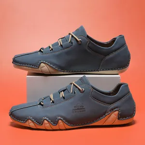 Vista lateral de zapatos casuales azules para hombre con suela de goma tipo pulpo