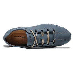 Vista superior detallada de zapato casual azul para hombre con cordones beige y logotipo interno.