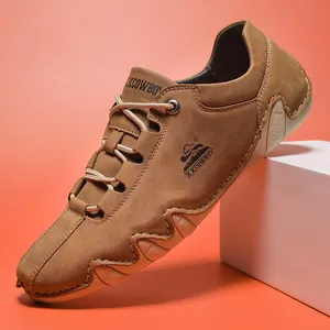 Primer plano de zapatos casuales X.KCOWBOY para hombre en marrón con suela de pulpo.
