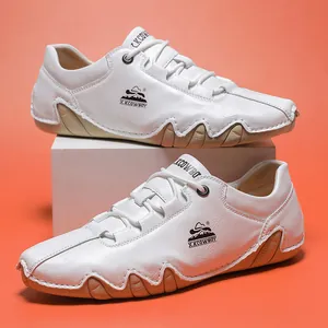Primer plano de zapatos casuales de hombre en cuero blanco con suelas marrones onduladas.