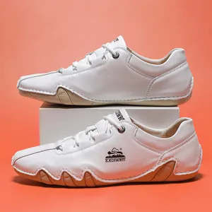 Vista detallada de zapatos casuales blancos con suelas de goma estilo pulpo marrón