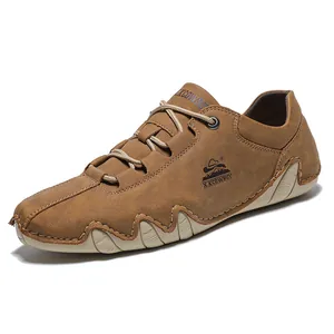 Detalle de zapatos casuales marrones para hombre con suela de diseño tipo pulpo
