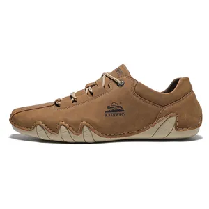 Vista lateral detallada de mocasines casuales de cuero marrón para hombre con estilo
