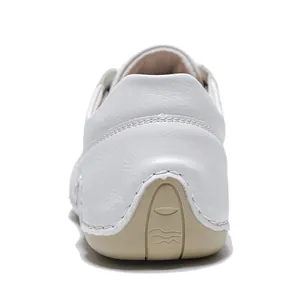 Vista posterior detallada de zapato casual para hombre en cuero blanco con suela