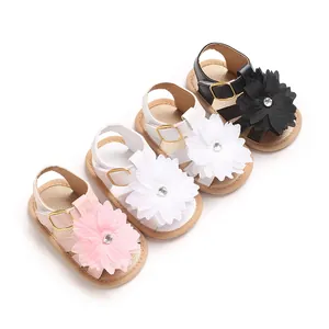 Cómodas sandalias de flores para bebé niña en colores rosa, blanco, beige y negro.