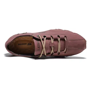 Detalle de vista superior de zapato casual de cuero granate para hombre