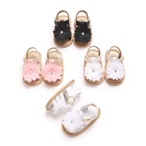 Sandalias de verano para bebé con flores grandes en colores blanco, rosa y negro.