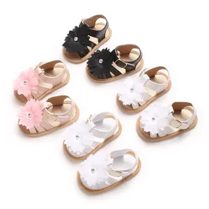 Varios colores de sandalias para bebé niña con un elegante diseño de pétalos grandes