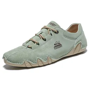 Detalle de zapato casual para hombre en cuero verde menta con suela de pulpo única.