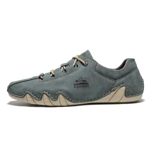 Vista lateral de zapatos casuales para hombre azul gris con suela de goma de pulpo