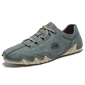 Vista detallada de zapatos casuales de gamuza para hombre con suela de pulpo y costuras