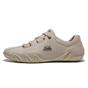 Vista lateral detallada de zapatos casuales de gamuza beige con suela de pulpo