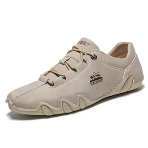 Vista detallada de zapatos casuales de hombre caqui con suela de agarre de pulpo.
