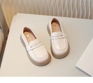 Klassieke beige kinderloafers in Britse stijl met dikke en duurzame bruine zolen