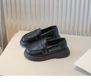 Klassieke zwarte loafers in Britse stijl voor kinderen met een dikke zool en glad leren afwerking.