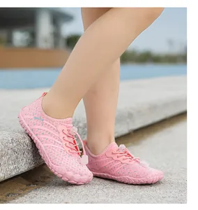 Nahaufnahme pinker atmungsaktiver Kinder-Wasserschuhe mit elastischen Schnürsenkeln und Gummisohle