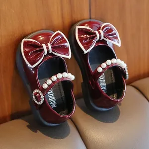 Detailansicht rote Baby Mädchen Prinzessin Schuhe mit Perlenriemen und Schleife.