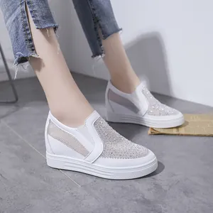 Mocassini bianchi traspiranti con zeppa interna e dettagli in mesh con strass da donna
