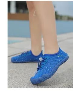 Nahaufnahme von blauen Wasserschuhen für Kinder mit atmungsaktivem Mesh und flexibler Sohle