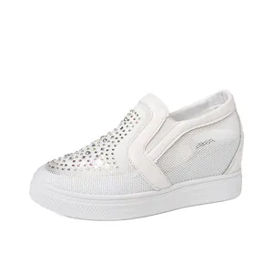 Mocassini con zeppa in mesh bianco traspirante da donna con eleganti decorazioni in strass.