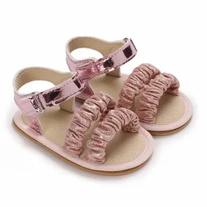 Encantadoras sandalias rosas para bebé con tiras de volantes brillantes y metalizadas