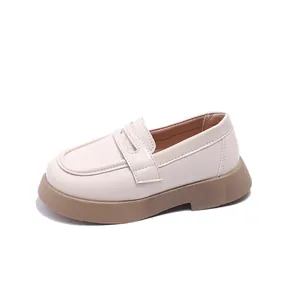 Klassieke crème kinderloafers in Britse stijl met een dikke platte zool voor studenten