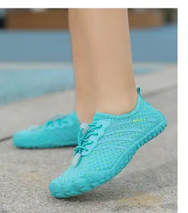 Detailansicht türkisfarbener Kinder-Wasserschuhe mit atmungsaktivem Mesh und Schnürzug