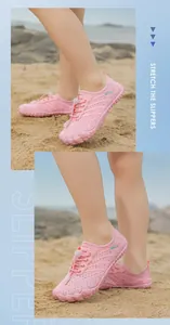 Detailansicht von rosa Kinder-Wasserschuhen mit schnelltrocknendem Mesh am Strand