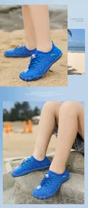 Blaue Kinder-Wasserschuhe mit gelben Punkten und Schnellschnürsystem