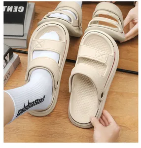 Gedetailleerde close-up van crème EVA-sandalen met een dikke en zachte zool
