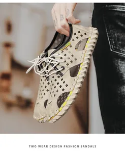 Nahaufnahme von leichten atmungsaktiven beige Herren-Sandalen im modischen Design