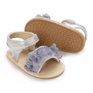 Adorabili sandali per neonata con cinturini argento e raffinati dettagli in tulle blu