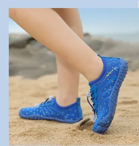 Atmungsaktive blaue Kinder-Wasserschuhe auf Sandstrand für das Schwimmen im Freien