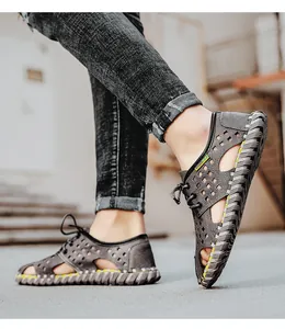 Nahaufnahme von atmungsaktiven Herren-Sandalen im Retro-Stil mit Schnürung in Grau