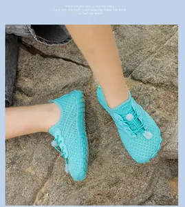Detailansicht atmungsaktiver Kinder-Wasserschuhe mit weicher Gummisohle auf Felsen