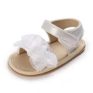 Elegante sandalo da principessa per neonata argento con volant in pizzo bianco e suola morbida